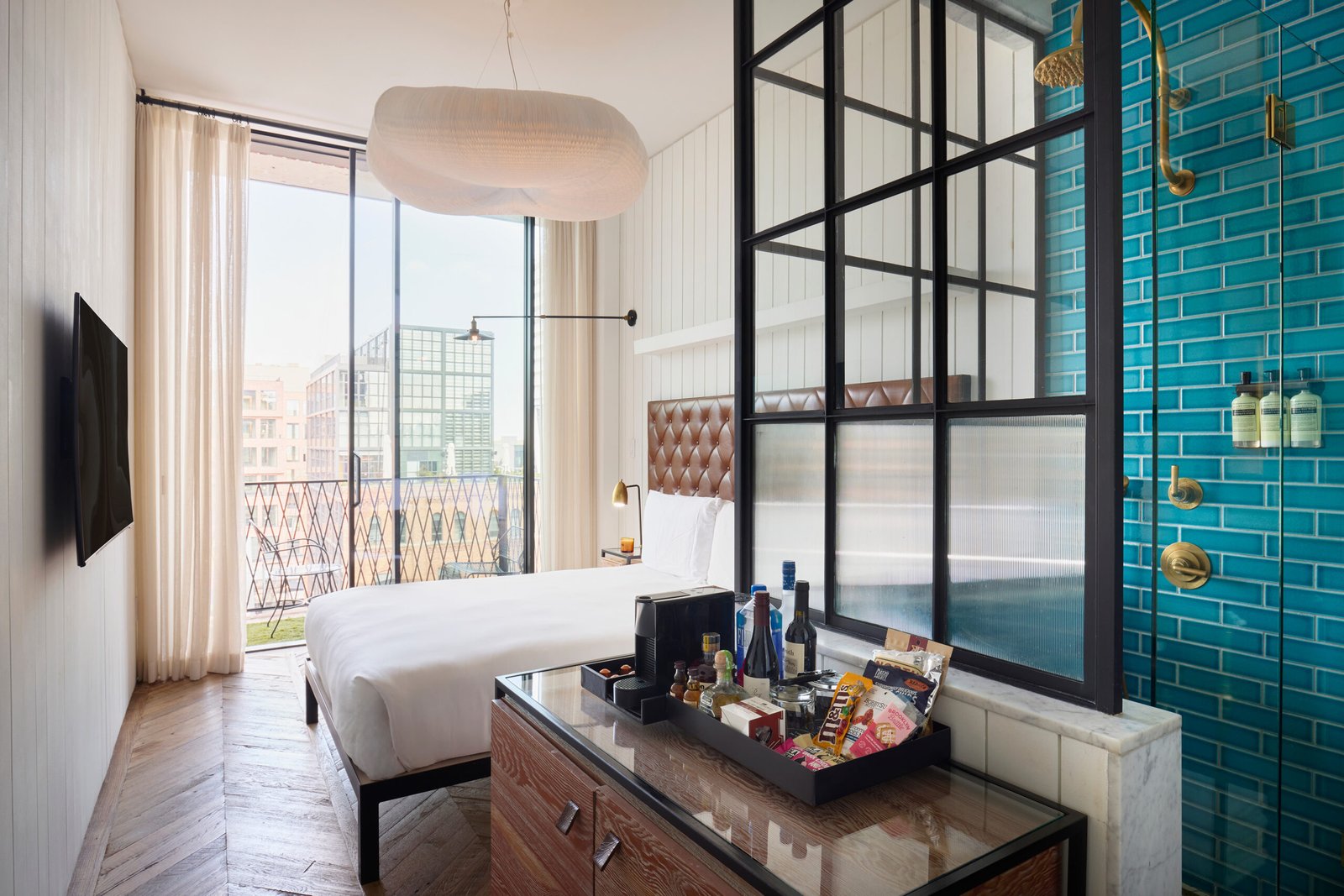 Home 202310 williamsburg rooms cityviewqueenwbalcony cqt 807 0440 scaled